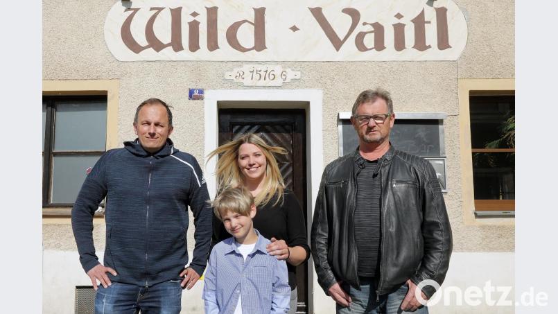 Jörg Kroha, Stefanie Lenz (mit Sohn Paul) und Albert Wartha (von links) sind die neuen Wirte im Wild Vaitl. Bild: Wolfgang Steinbacher