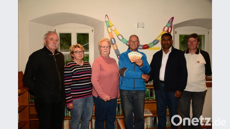 Das Führungsteam der KAB mit Altbürgermeister Hans Schäfer (von links), Edeltraud Bergler, Karin Friedl, Vorsitzendem Karl Hegner überreicht an Pfarrer Pennoraj Thamarkkan eine Spende in Höhe von 500 Euro für den Bau eines Altenheimes in Indien durch den Verein "Zukunft in Würde". Über die Spendenbereitschaft freut sich auch Kreisvorsitzender Georg Schregelmann. Bild: bey