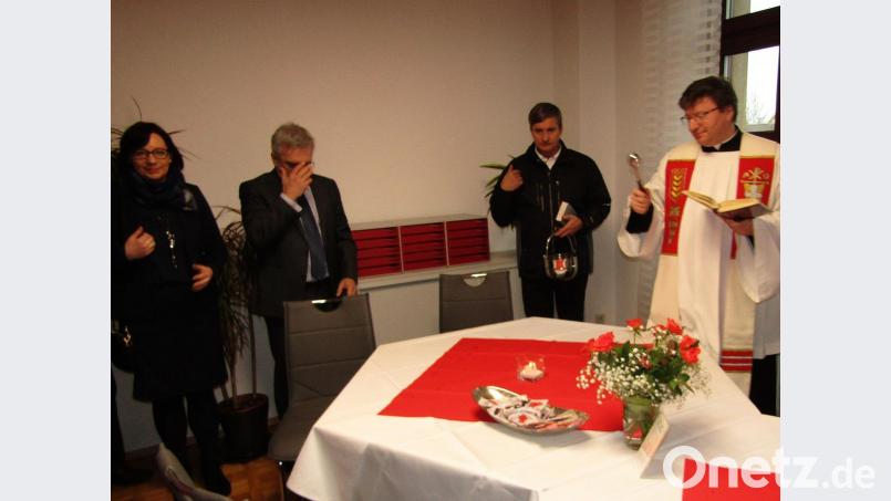 Dekan Markus Flasinski (rechts) bei der Segnung der Räume der Caritas-Sozialstation in Auerbach. Bild: sck