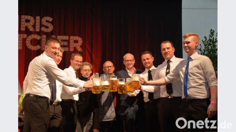 Ozapft is (von links): Jonas Kopf (Vorsitzender Aschach), Martin Wawersig (Zweiter Vorsitzender Hahnbach), Florian Rauch (Festausschuss), Präses Christian Schulz, Ehrenpräses und Ehrenschirmherr Pfarrer Thomas Eckert, Schirmherr Bürgermeister Bernhard Lindner, Christian Seifert (Festausschuss), Lukas Götz (Vorsitzender KBV Hahnbach) und Fabian Pemp (Vorsitzender des Patenvereins Aschach). Bild: mma