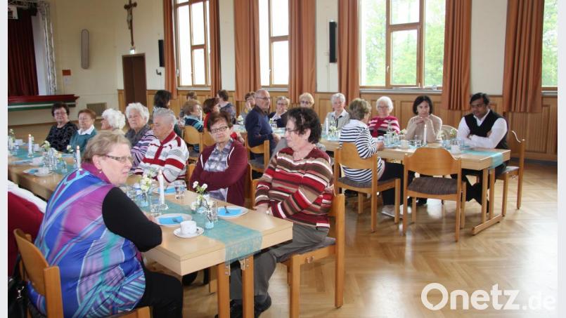 KAB-Präses Pater Martin (rechts) war ein gerne gesehener Gast bei den Fuchsmühler Müttern. Inmitten der Gäste, bei Kaffee und Kuchen, fühlte sich der Seelsorger zweifellos wohl. Bild: wro
