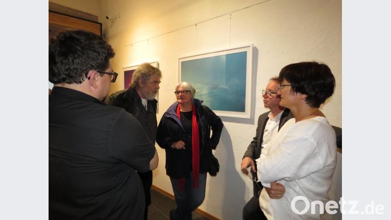 Nach dem offiziellen Teil der Vernissage wurde Jürgen Kleins Idee zum "Wolkenbaden" ebenso eingeehnd diskutiert wie Kunst im Allgemeinen. Bild: ubb