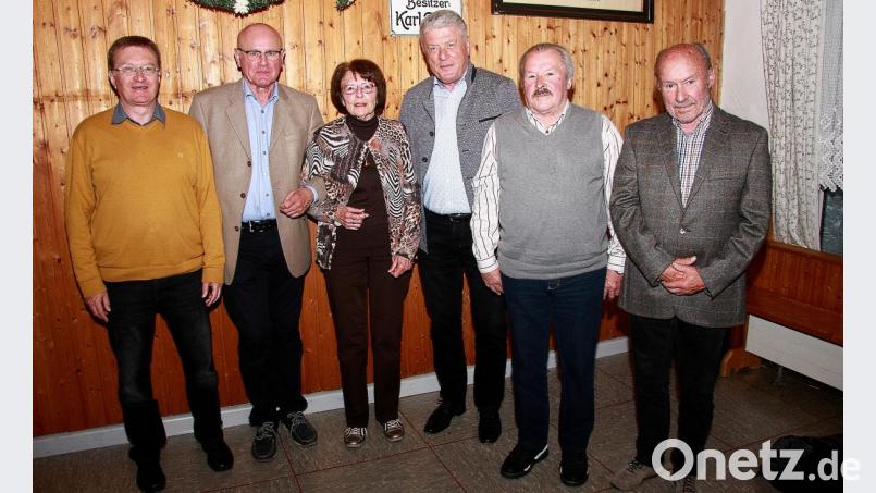 Der &quot;KSV - Die Fidelen&quot; zeichnete langjährige Mitglieder aus. Vorsitzender Wolfgang Reichert gratulierte Gregor Astashenko, Christa Vogl, Rudolf Zrenner, Bernhard Fröhlich und Ludwig Fröhlich (von links). Bild: wro
