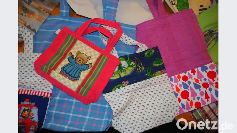Auch Kindertaschen mit Teddy, Frosch oder Feuerwehrauto gehören zu der Produktion. Die hochwertigeren Exemplare sollen beim Bürgerfest zugunsten des Museums verkauft werden. Bild: bl