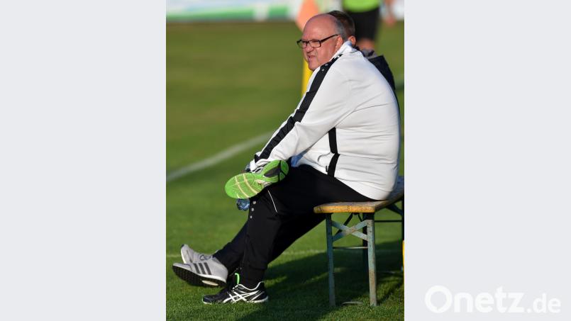 Krankheitsbedingt musste Rüdiger Fuhrmann mehrere Wochen aussetzen. In Waldkirchen nimmt der Etzenrichter Trainer erstmals wieder auf der Bank Platz. Bild: A. Schwarzmeier