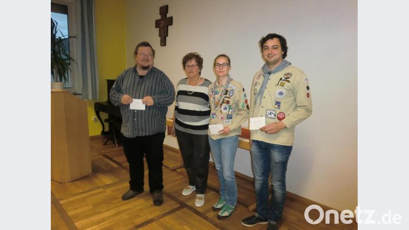 Spenden nehmen in Empfang: Stadtpfarrer Hubert Bartel und für die Windischeschenbacher und Neuhauser Pfadfinder Elisabeth Gierisch und Marco Görl. Bild: wrt