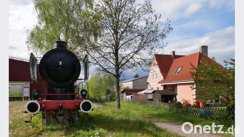 Das Lokomotiv-Denkmal und das ehemalige Bahnhofsgebäude erinnern noch an den Eslarner Bockl. Bild: gz