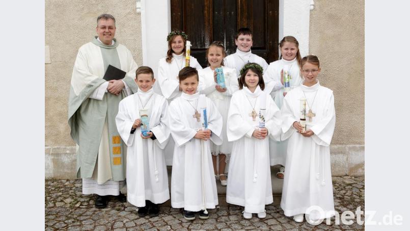 Die Erstkommunionkinder der Pfarrei Speinshart stellen sich mit Prior Pater Adrian Kugler zu einem Foto auf. Bild: do