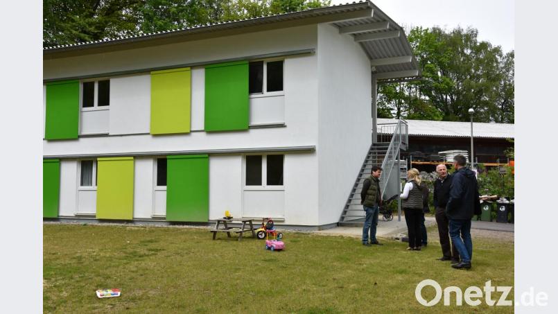 Der Bau in Pfaffenhofen (im Bild das Familienhaus) ist weniger massiv und billiger. Zwei Bewohner pro Zimmer gibt es, wenn möglich – außer etwa bei einer Frau mit Messi-Syndrom, die ihre Wohnung in Brand steckte. Bild: Beate-Josefine Luber