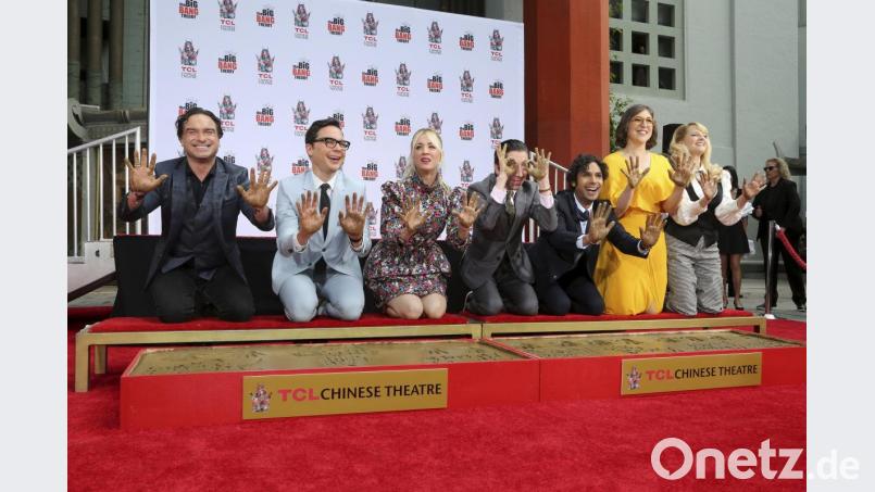 Sie haben Serien-Geschichte geschrieben: Johnny Galecki (l-r), Jim Parsons, Kaley Cuoco, Simon Helberg, Kunal Nayyar, Mayim Bialik und Melissa Rauch verewigen sich vor dem TCL Chinese Theater in Los Angeles. Foto: Willy Sanjuan/Invision Bild: Willy Sanjuan