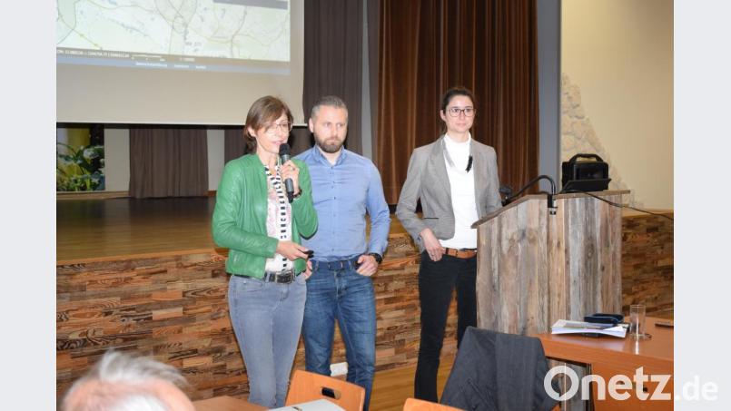 Die Mitarbeiter der Firma Tennet hatten einen schweren Stand. Im Bild von links Regina Sailer, Alexander Chambour und Tina Aldinger. Bild: bnr