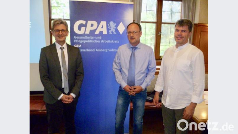 GPA-Kreisvorsitzender Rainer M. Weis (Mitte) hatte mit Xaver Bayer (rechts) und Pfarrer Christoph Seidl (links) zwei kompetente Referenten zum Thema Organspende gewinnen können. Bild: usc