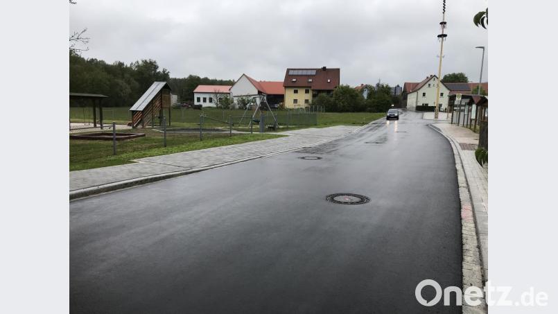 Die ausgebaute Pirker Straße in Trebsau bekommt eine Tempo-30-Zone zwischen Spielplatz und Von-Preislinger-Straße. Dort gilt dann wie in jeder Tempo-30-Zone Rechts vor Links. Weil der Gemeinderat jedoch fürchtet, dass das nicht allgemein bekannt ist, wird auch noch ein entsprechendes Hinweisschild aufgestellt. Bild: eig