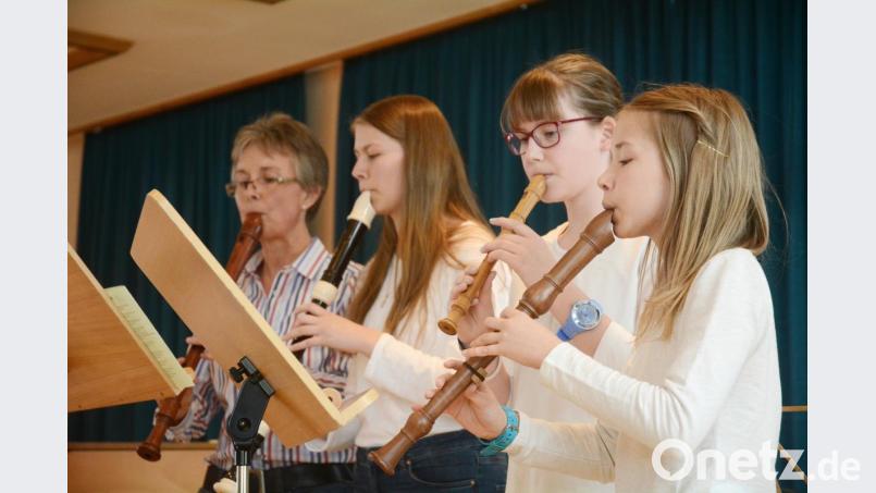 Die jungen Musiker geben beim Frühlingskonzert der Franz-Grothe-Schule einen Einblick in ihr Können. Bild: Gabi Schönberger