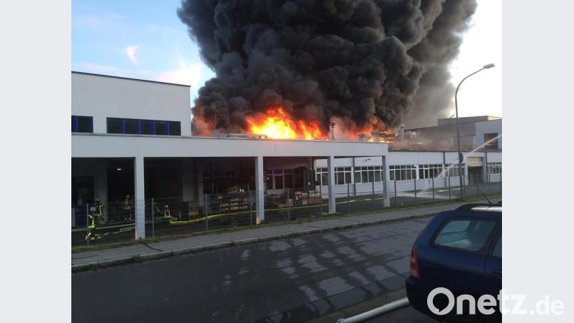 In Roding brannte die Halle einer Maschinenfabrik. Bild: exb