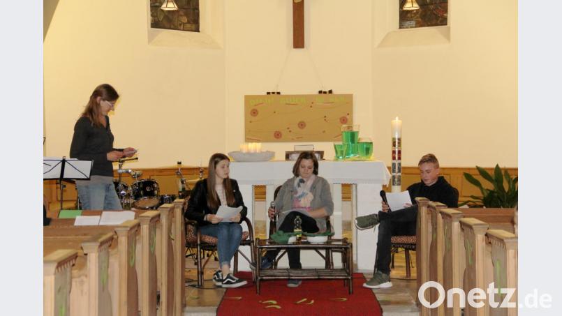 In einem Anspiel nahmen Jugendliche das Thema "Glück" unter die Lupe. Bild: njn