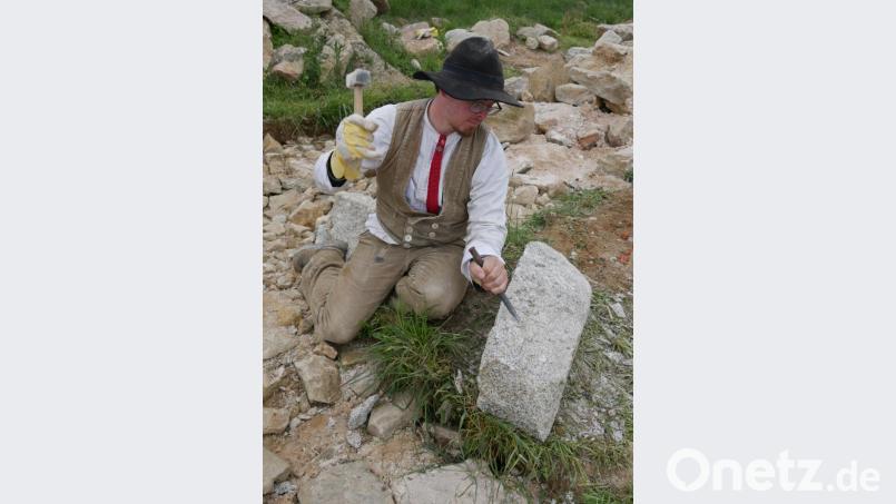 Steinhauer Julian Kohl kommt aus dem Odenwald und ist seit drei Jahren unterwegs. Ein Jahr will er noch anhängen. Bevor er in Bärnau anreiste, war er in Frankfurt, am Bodensee, in Leipzig, Saarbrücken und Danzig. Auch in England, Österreich, der Schweiz und Frankreich war er schon unterwegs. Nach Bärnau geht es weiter nach Irland. Bild: tr