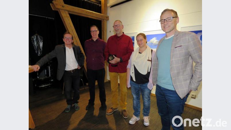 KuWa-Vorsitzender Wolfgang Horn (links) und Bürgermeister Bernd Sommer (rechts) gratulierten Kurt Bauernfeind, Jürgen Klein und Susanne Mudra (Mitte, von links) herzlich zur gelungenen Ausstellung. Bild: ubb