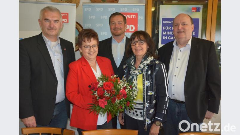 Ein Strauß roter Rosen musste es schon sein für die neue SPD-Kreisvorsitzende Brigitte Scharf (Zweite von links). Ihr gratulierten (von links) stellvertretender Kreisvorsitzender Uli Roth, MdB und Bayerns SPD-Generalsekretär Uli Grötsch, Wahlleiterin Gisela Birner und Vorgänger Rainer Fischer. Bild: jr