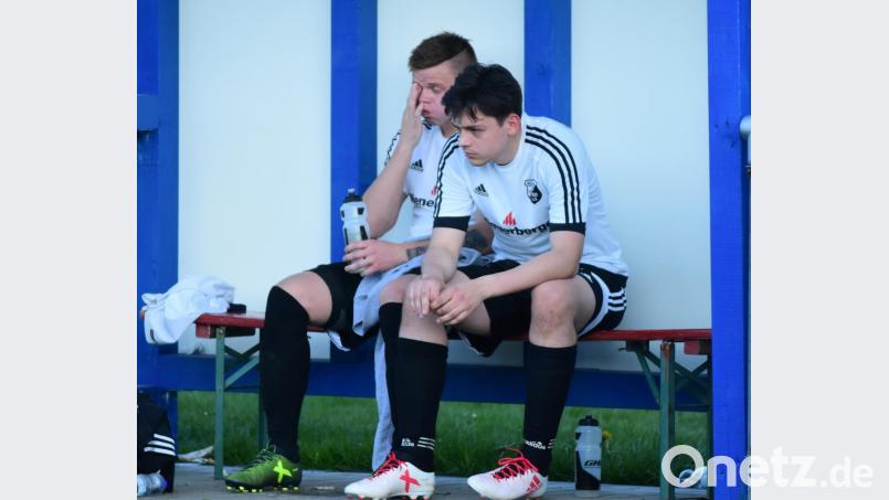 Enttäuschung bei Tobias Heimerl (rechts) und Julian Wild: Der SV Steinmühle muss in die Abstiegsrelegation. Bild: Schrems