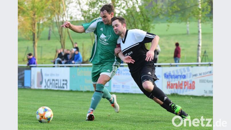 In der Kreisklasse Stiftland entscheidet sich am letzten Spieltag, wer neben dem SV Leutendorf absteigt. Die beiden Kandidaten sind der SV Pechbrunn und die Sportfreunde Kondrau II, die beide auswärts antreten müssen. Das Bild zeigt den Kondrauer Stefan Bauer (rechts) im Spiel gegen Bärnau. Bild: Schrems