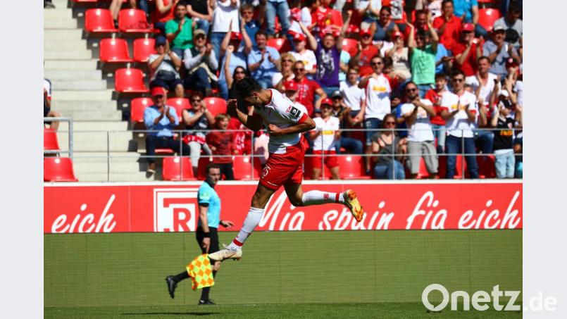 Al Ghaddioui freut sich über seinen Treffer zum 1:1. Bild: Jahn Regensburg