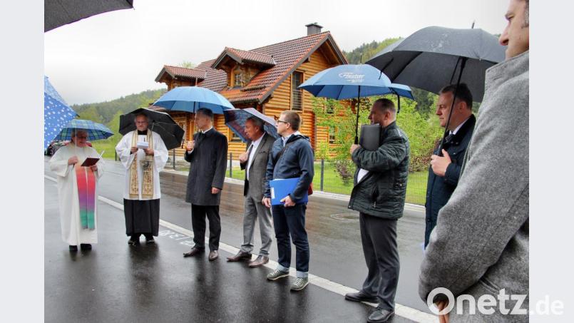 Pfarrer Roland Klein und Diakonin Regina Reymann baten für die erneuerte Kreisstraße um Gottes Segen. Bild: ds