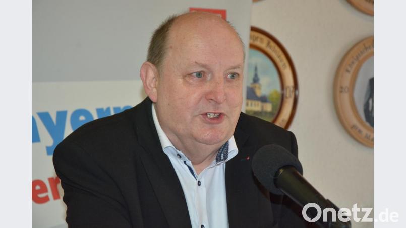 17 Jahre lang stand Rainer Fischer an der Spitze des SPD-Kreisverbandes Tirschenreuth. Bei der Kreisversammlung wurde er dafür mit Ovationen gefeiert. Bild: jr
