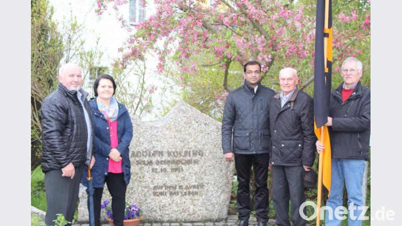 Vor der Jahreshauptversammlung der Kolpingfamilie gedachten stellvertretender Vorsitzender Hubert Knott (von links), Vorsitzende Carolin Knott, Präses Pfarrer Pater Anish George, Ehrensenior Karl Eichhorn und Hans Enders am Kolpinggedenkstein der verstorbenen Mitglieder. Bild: soj