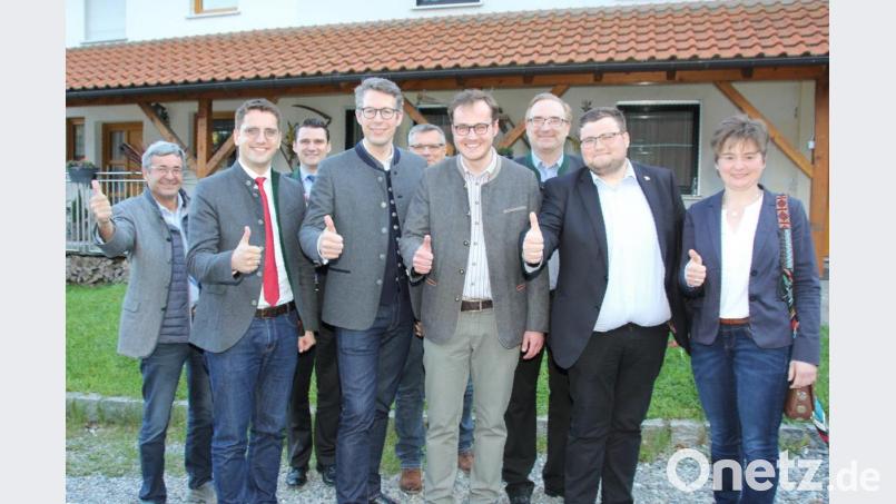 Daumen hoch für ein gutes CSU- Ergebnis bei der Europawahl am kommenden Sonntag: (von links) Bundeswahlkreisgeschäftsführer Albert Herzog, der Oberpfälzer CSU-Spitzenkandidat Christian Doleschal, Landrat Thomas Ebeling, CSU- Generalsekretär Markus Blume, der Schönseer CSU-Ortsvorsitzende Norbert Veitenhansl, Listenkandidat Tobias Ehrenfried, CSU-Kreisvorsitzender MdL Alexander Flierl, Listenkandidat Christoph Götz und die Winklarner Bürgermeisterin Sonja Meier. Bild: frd