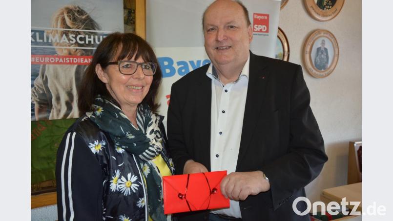 Zwei Urgesteine des regionalen SPD. Rainer Fischer dankte der scheidenden Unterbezirksgeschäftsführerin Gisela Birner. Beide geben nach Jahrzehnten politischen Engagements ihre Führungspositionen auf. Bild: jr