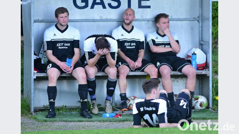 Traurige Kondrauer: Die zweite Mannschaft der Sportfreunde steigt nach der 1:4-Pleite beim ASV Waldsassen in die A-Klasse ab. Bild: Schrems