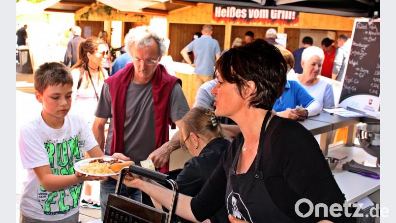 Nach dem Gottesdienst geht es gleich zum gemütlichen Teil über. Nur an den Ständen geht es hoch her. Dort brummt das Geschäft. Bild: zer