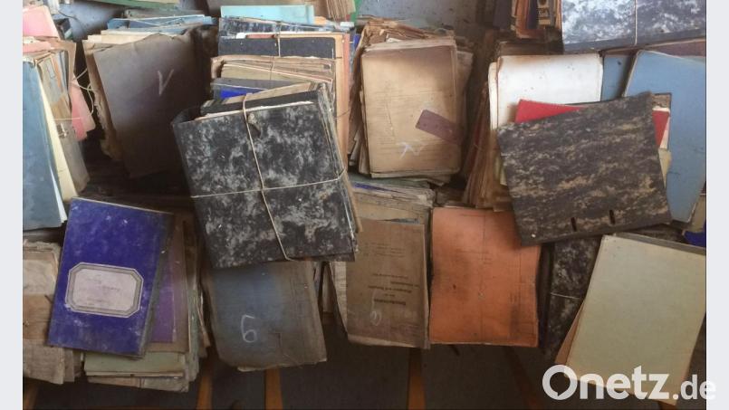 So sieht unbearbeitetes Archivmaterial aus, dass durch Ehrenamtliche bearbeitet werden soll. Die Gemeinde Freudenberg sucht daher Mitarbeiter mit Zeit und Liebe zum Historischen. Bild: sche