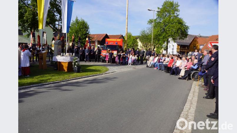 Der Dorfplatz wurde zum Kirchplatz. Bild: bkr
