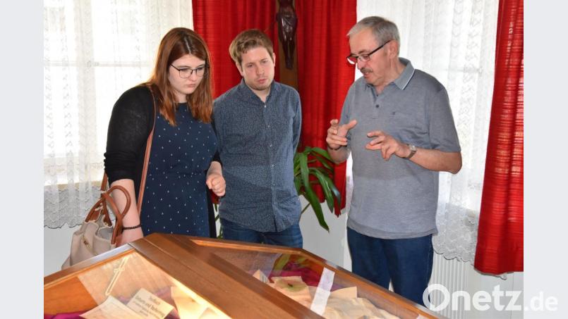 Otto Grillmeier (rechts) führt die Juso-Landesvorsitzende Anna Tanzer und den Bundesvorsitzenden der Jungsozialisten Kevin Kühnert durch das Geburtshaus der Resl von Konnersreuth. Bild: Alexander Pausch