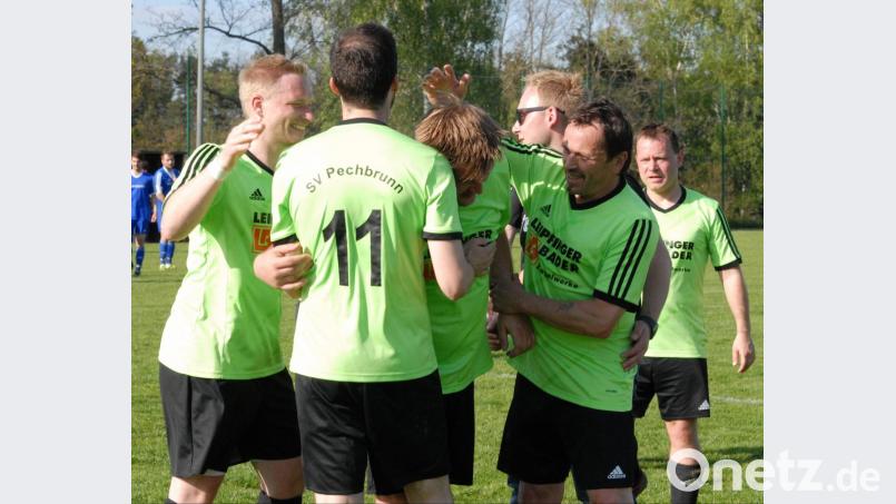 Die Spieler des SV Pechbrunn bejubeln nach dem 4:2-Sieg in Falkenberg den Klassenerhalt. Bild: gb