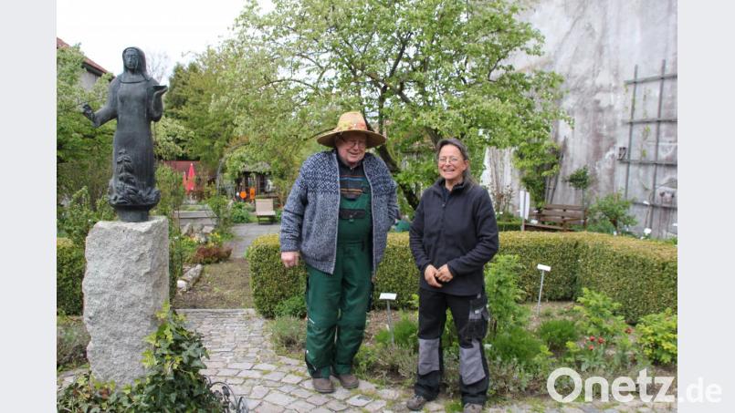 Willi Meier und Gärtnermeisterin Tanja Götz sind nun das neue Team im Schnaittenbacher Kräutergarten. Bild: ads