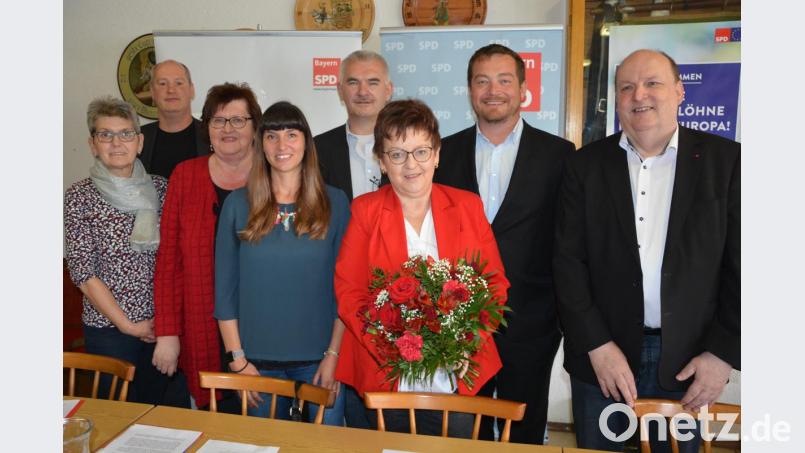 Dies ist der engere neue SPD-Kreisvorstand (von links) mit Claudia Betzl, Thomas Döhler, Christine Trenner, Katrin Hüttner, Uli Roth, Brigitte Scharf, Bayerns SPD-Generalsekretär Uli Grötsch und Rainer Fischer. Bild: jr