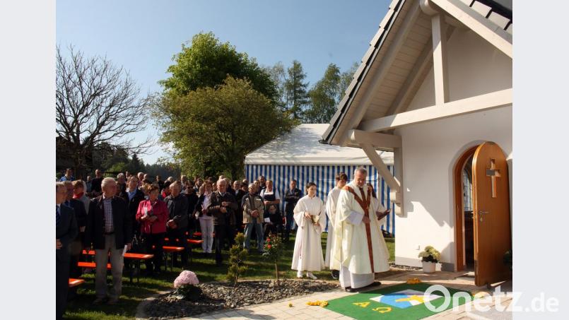 Abt Wolfgang Hagl segnet die Marienkapelle auf dem Sparrer-Anwesen. Bild: zer