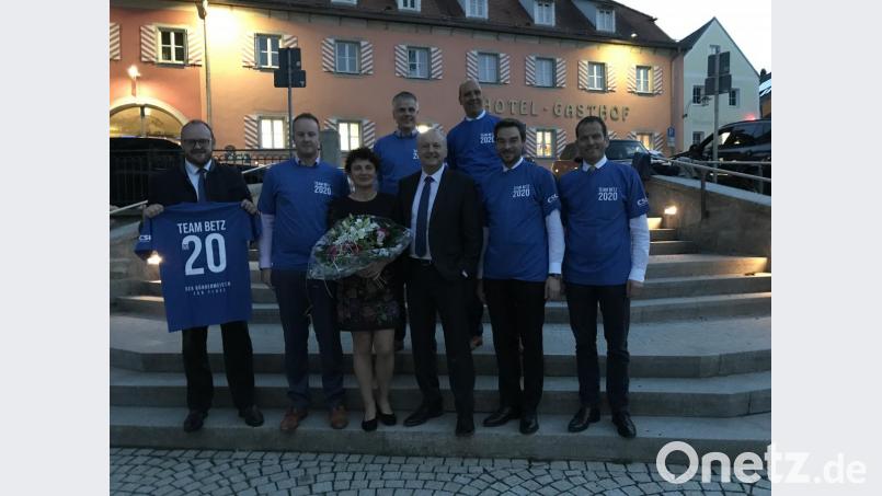 Armin Betz und seine Frau Doris (Mitte), umgeben von prominenten Unterstützern seiner Kandidatur auf dem Marktplatz, den er mit seinem Bürgerverein neu gestaltet hat: Landrat Andreas Meier, CSU-Chef Sebastian Kitta, Flossenbürgs Bürgermeister Thomas Meiler, Fraktionssprecher Harald Gollwitzer, Abgeordnete Stephan Oetzinger und Albert Rupprecht (von links). Bild: eig