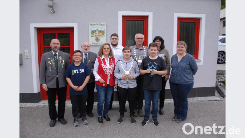 Die neuen Würdenträger mitte mit Ketten: Elli Meisinger (69Teiler), Daniel Leikam (299 Teiler) und Herman Höfle (94) Teiler. Bild: pop