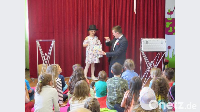 Mit dem Zauberstab gelang es Assistentin Emilie, Briefmarken in das leere Album zu zaubern. Bild: jzk