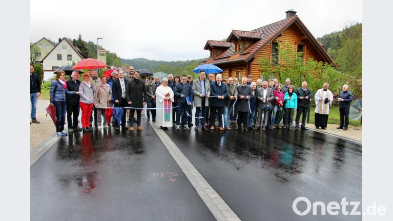 Das Durchschneiden des Bandes von Landrat Richard Reisinger und den am Bau beteiligten Verantwortlichen diente der Freigabe des erneuerten Straßenabschnitts. Bild: ds