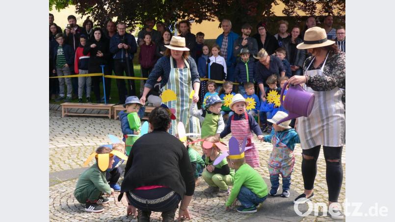 So bunt wie der Frühling ist das Kindergartenfest in Luhe. Die Zuschauer sind stolz auf ihre Sprösslinge und sehen begeistert zu. Bild: mh