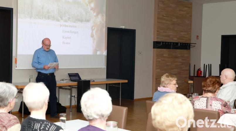 Projektleiter Roland Lochner (stehend links) freute sich über den guten Besuch des ersten Filmnachmittags des Generationen-Netzwerks. Bild: njn
