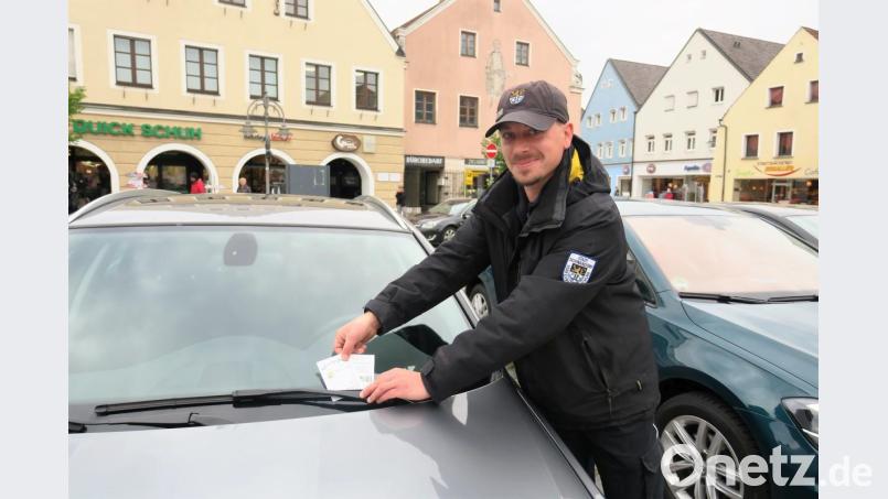 Die Verkehrsüberwachung der Stadt Schwandorf verteilt ein blumiges Dankeschön an alle Richtig-Parker. Bild: exb/Vera Dehling