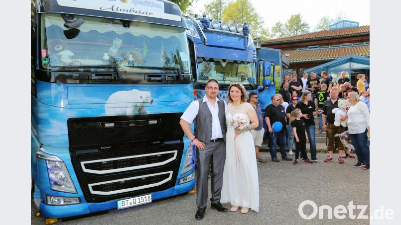Für Aufsehen sorgte beim zweiten Trucker-Treffen eine Hochzeit. Kennengelernt hatte sich das Paar vor zwei Jahren beim ersten Trucker-Fest in Friedenfels. Bild: bsc
