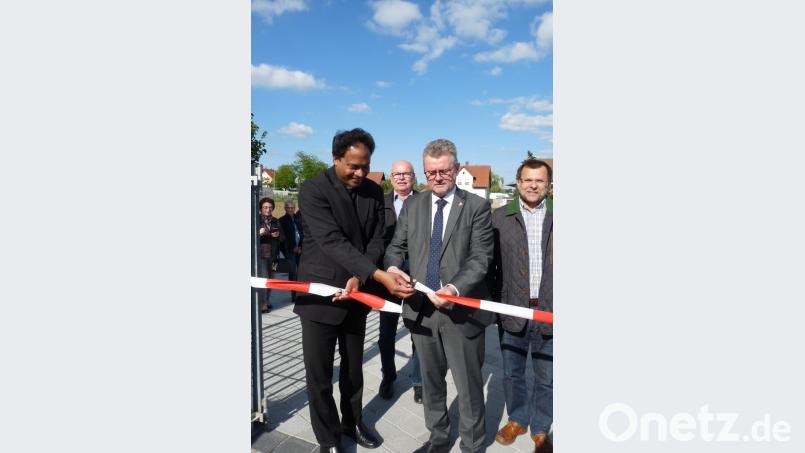 Pfarrer Thomas Saju und Bürgermeister Michael Göth durchschneiden gemeinsam das Sperrband zum neuen KH-Parkplatz mit 34 Stellplätzen. Bild: rlö