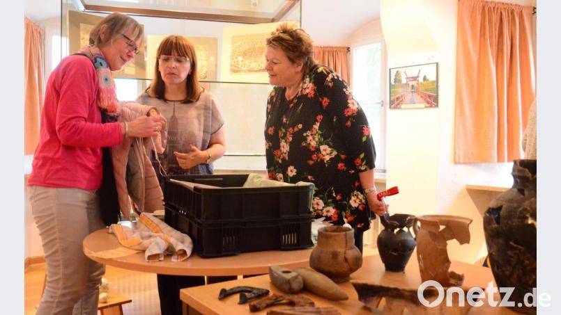 Große Beachtung fanden die Mitbringsel vom Tachover Museum. Bild: Kunz